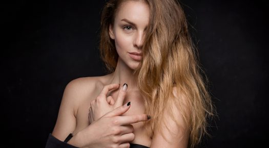 Profesjonalna sesja zdjęciowa portretowa profesjonalna fotografia portretowa – portret kobiecy w studiu na ciemnym tle