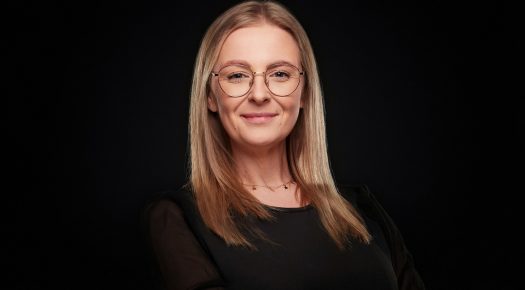 portret kobiety na ciemnym tle w studio