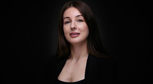 profesjonalny portret kobiety na ciemnym tle