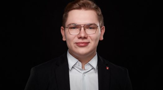 studyjny portret chłopaka na ciemnym tle